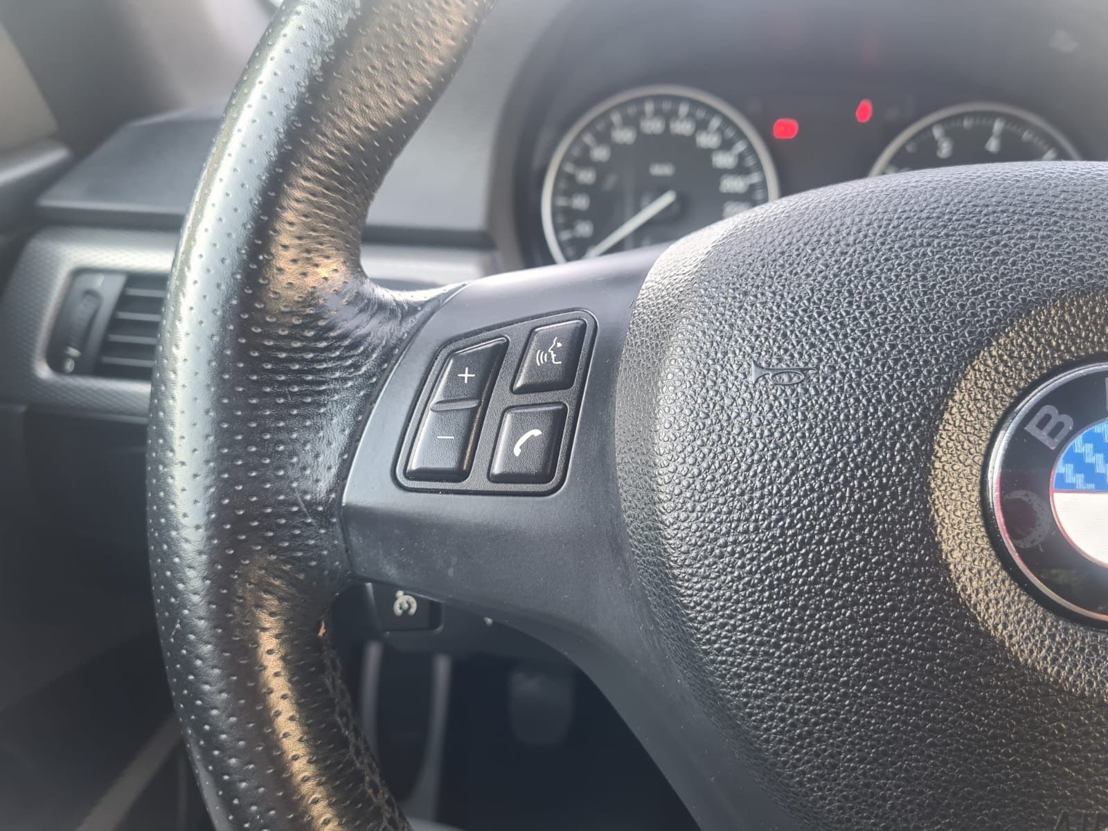 Fahrzeugabbildung BMW 320 Baureihe 3 Coupe 320i M Paket